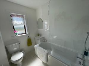 Koupelna v ubytování Self Catering house with lovely sea views, 44 Back + 19 fotografií