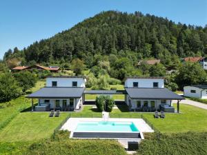 Gallizien的住宿－Ferienhaus Kaiser，享有带游泳池的房屋的空中景致