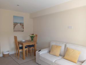 - un salon avec un canapé et une table dans l'établissement Barchester House Apartment Standard, à Salisbury