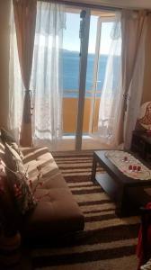 トメにあるDepartamento COSTANERA Playa Bellavista Tomeのリビングルーム(ソファ、大きな窓付)