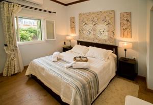 1 dormitorio con 1 cama con 2 toallas en Grandma's House, en Kalymnos