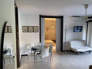 1 dormitorio y sala de estar con mesa y sillas. en 120 mq vicino a Banca Mediolanum e ospedale Humanitas en Basiglio