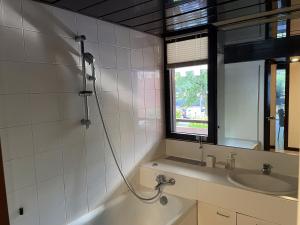uma casa de banho com um chuveiro e um lavatório. em 120 mq vicino a Banca Mediolanum e ospedale Humanitas em Basiglio