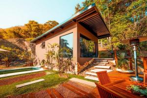 uma casa com um pátio e uma piscina em Cabana Secreta em Petrópolis