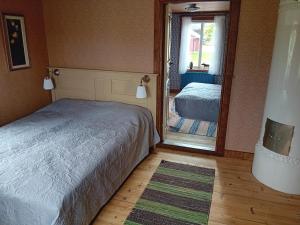 um quarto com uma cama e um espelho em Amazing home in Gislaved with WiFi and 2 bedroom em Gislaved