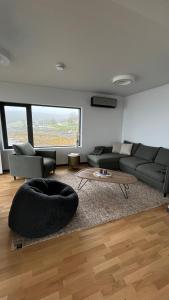 a living room with a couch and a table at Nordic Waterside Escape in Ulvsvåg