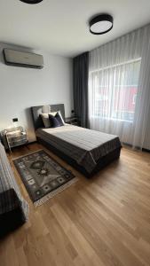 1 dormitorio con cama y ventana grande en Nordic Waterside Escape en Ulvsvåg