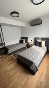 2 camas en una habitación con suelo de madera en Nordic Waterside Escape en Ulvsvåg