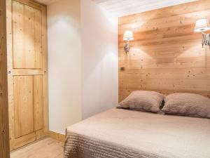ティーニュにあるAppartement Tignes, 2 pièces, 6 personnes - FR-1-449-12の木製の壁のベッドルーム1室(ベッド1台付)