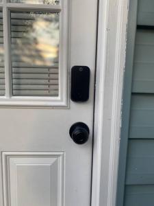una puerta con una manija negra y una ventana en The Grayson Home 3 bedroom 1 bath en New Albany