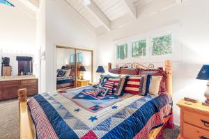 - une chambre avec un lit, une commode et un miroir dans l'établissement Tranquil Pines Estate, à Shaver Lake