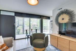 ein Wohnzimmer mit einem Stuhl und einem TV in der Unterkunft Chic Birmingham Vacation Rental with Shared Pool! in Birmingham