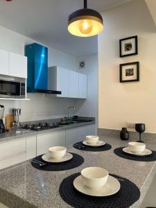 a kitchen with three bowls on top of a counter at (T) Exclusivo departamento en Piura in Piura