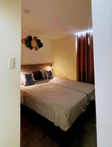 ein Schlafzimmer mit einem großen Bett in einem Zimmer in der Unterkunft (T) Exclusivo departamento en Piura in Piura