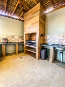 Großes Zimmer mit Kamin und Waschbecken in der Unterkunft Amplio Departamento en la mejor zona de Cochabamba in Cochabamba