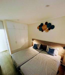 1 dormitorio con 1 cama y reloj en la pared en (T) Exclusivo departamento en Piura, en Piura