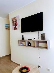 ein Wohnzimmer mit einem Flachbild-TV an der Wand in der Unterkunft (T) Exclusivo departamento en Piura in Piura