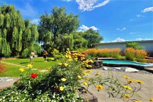 Zahrada ubytování Serene Waterfront Escape with Pool, Hot Tub & Breathtaking Views - Pet Friendly