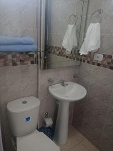 uma casa de banho com um WC e um lavatório em apartamento1108 em Cartagena das Índias