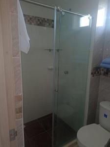 uma cabina de duche em vidro numa casa de banho com WC em apartamento1108 em Cartagena das Índias