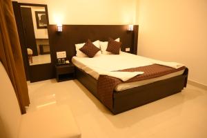 Hotel Tripti-Biswanath Chariali客房内的一张或多张床位