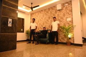 grupa mężczyzn stojących w pokoju w obiekcie Hotel Tripti-Biswanath Chariali w mieście Bishnāth