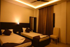 Hotel Tripti-Biswanath Chariali客房内的一张或多张床位