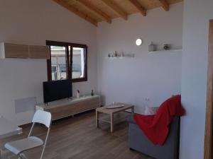 un soggiorno con un divano e una TV di Villa La Casita a La Matanza de Acentejo