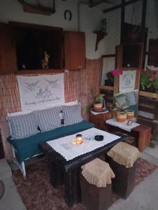 - un salon avec un canapé, une table et des chaises dans l'établissement Apartments Bakine Čarolije, à Karanac
