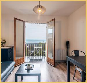 uma sala de estar com vista para o oceano em Appartement T2 Vue Lac Léman Evian les Bains em Évian-les-Bains