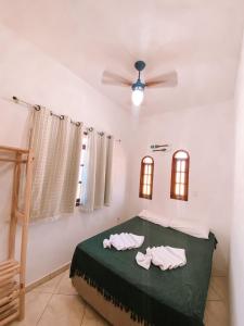 ein Schlafzimmer mit einem Bett mit zwei Handtüchern darauf in der Unterkunft Casa em arraial do cabo / Monte Alto in Arraial do Cabo