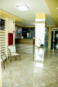 um átrio com duas cadeiras e uma sala de espera em Domus Hotel Palmeiras Canaã dos Carajás em Canaã dos Carajás