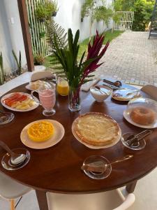 einen Tisch mit Teller mit Lebensmitteln drauf in der Unterkunft Pousada Casa Dunas in Barreirinhas