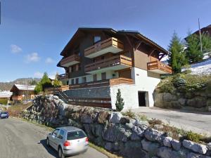 ラ・クリュサにあるAppartement La Clusaz, 3 pièces, 6 personnes - FR-1-459-59の建物前に駐車する車