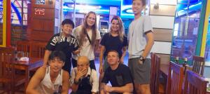 Eine Gruppe von Personen, die für ein Bild posieren in der Unterkunft Rainbow Hotel Vientiane in Vientiane