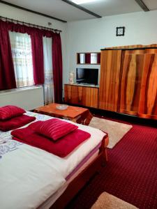 Cette chambre comprend 2 lits et une table. dans l'établissement Apartments Bakine Čarolije, à Karanac