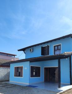 a blue house with the number on it at Pousada Kasarão Praia Grande Ubatuba in Ubatuba