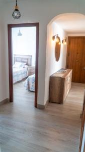 Habitación con cama y mesa en PISO AVILES CENTRO PARQUE FERRERA, en Avilés