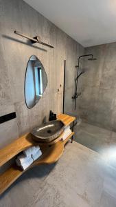 a bathroom with a sink and a mirror at Nordic Waterside Escape in Ulvsvåg