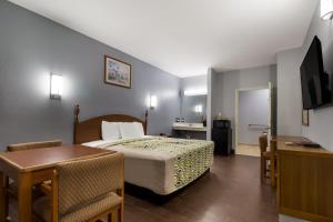 Habitación de hotel con cama y mesa en Scottish Inn & Suites, en Hankamer