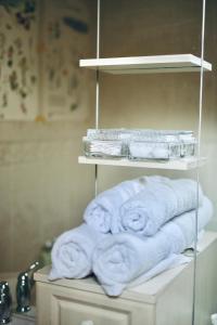 uma pilha de toalhas numa prateleira na casa de banho em Pandje 118 - Binnenstad Kampen em Kampen