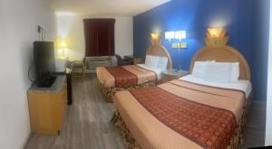 een hotelkamer met 2 bedden en een flatscreen-tv bij Express extended in Junction City