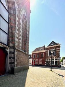 um edifício com um mural ao lado em Pandje 118 - Binnenstad Kampen em Kampen
