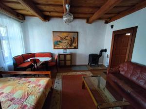 ein Wohnzimmer mit einem Sofa und einem Tisch in der Unterkunft Paracelsus house in Banská Bystrica
