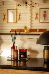 un tavolo con mensola, candele e lampada di HYTTE - Cozy Stay For Families & Friends 