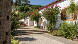 uma casa com escadas e flores em frente em 636 Vivenda Bouganvilla em Monchique