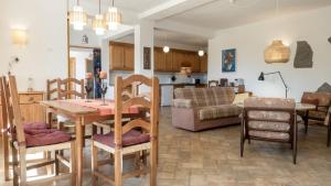 uma cozinha e sala de estar com mesa e cadeiras em 636 Vivenda Bouganvilla em Monchique