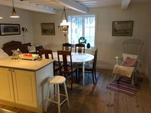 cocina y sala de estar con mesa y sillas en Vacation in Wonderful environment! - Uppsala, 