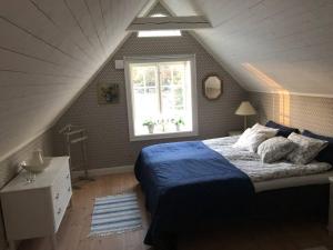 1 dormitorio con cama y ventana en el ático en Vacation in Wonderful environment! - Uppsala, 