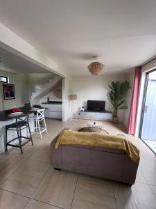 - un salon avec un lit et une salle à manger dans l'établissement Beach side Duplex, à Punaauia